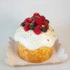 КУЛИЧ ТВОРОЖНЫЙ С КЛУБНИКОЙ И ФИСТАШКОВЫМ ЗАВАРНЫМ КРЕМОМ