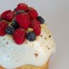 КУЛИЧ ТВОРОЖНЫЙ С КЛУБНИКОЙ И ФИСТАШКОВЫМ ЗАВАРНЫМ КРЕМОМ — изображение 3